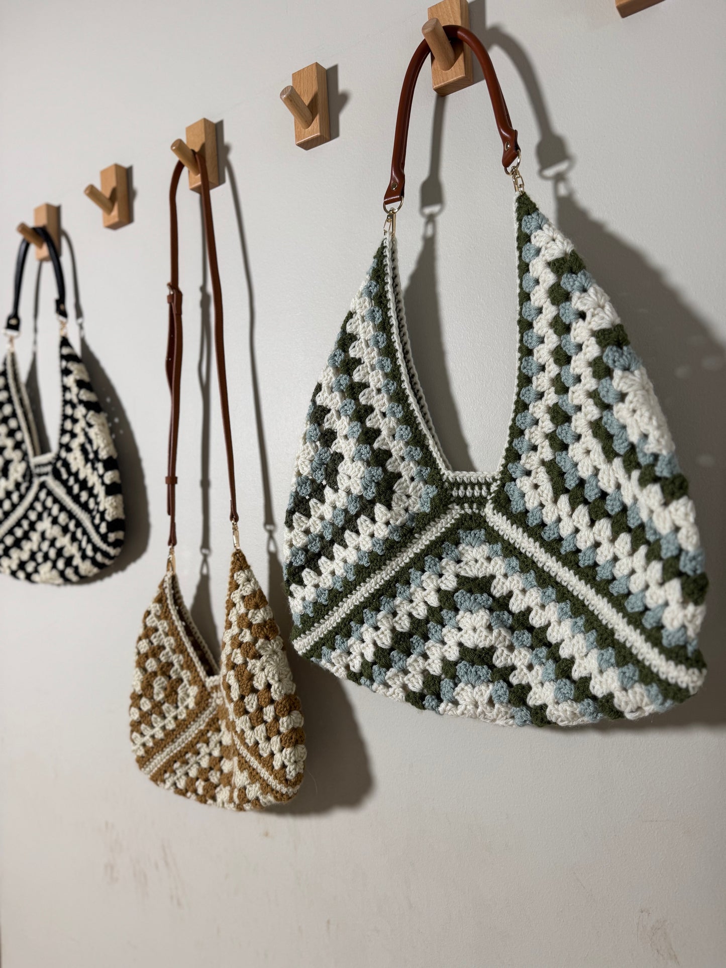Granny Square Triangle Bag Crochet Pattern | Small, Medium & Large Sizes | Beginner Friendly Tote | PDF + Full Video Tutorial